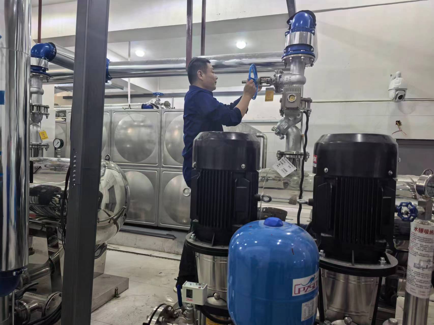 调试冯村居二次加压设备