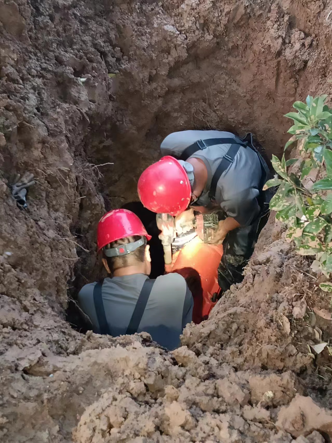 腾达不锈钢公司门南DN200主管道抢修