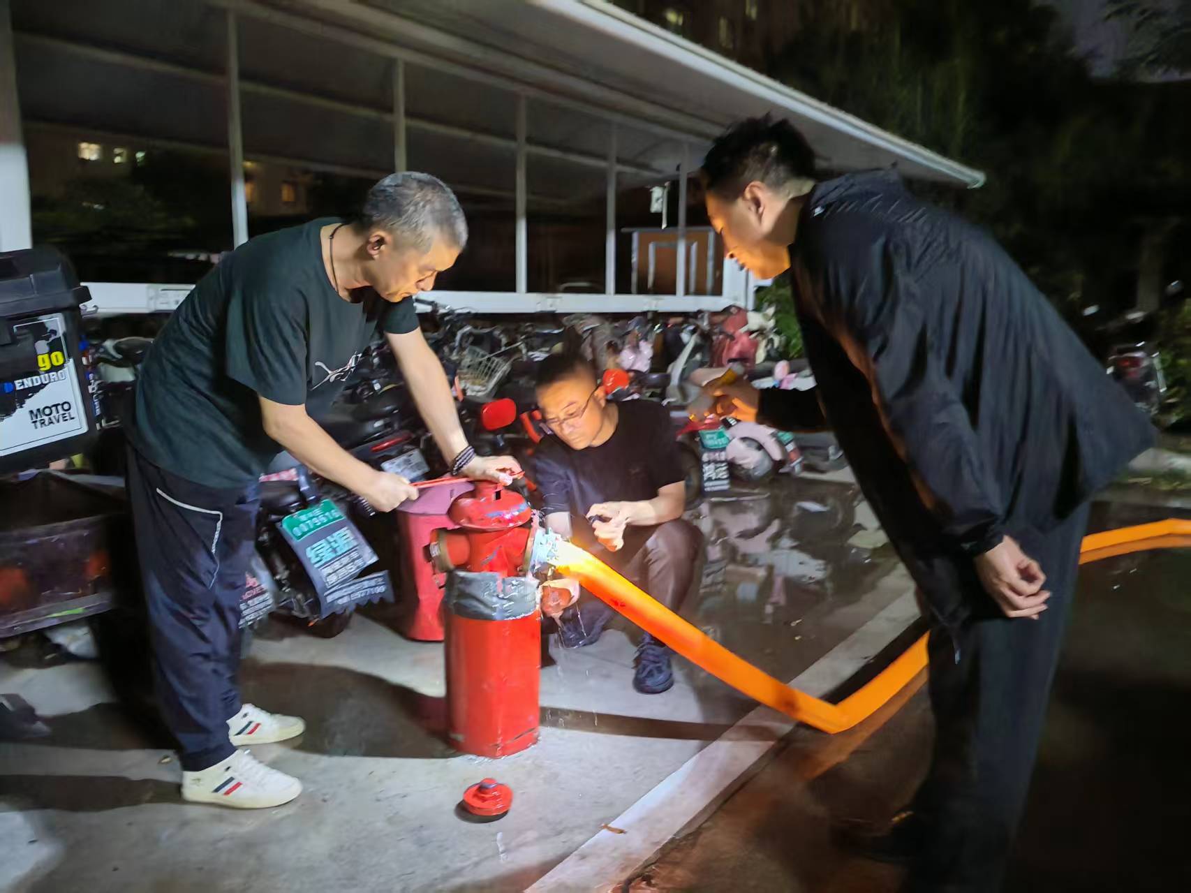 应急处置金河湾小区A区用水异常情况