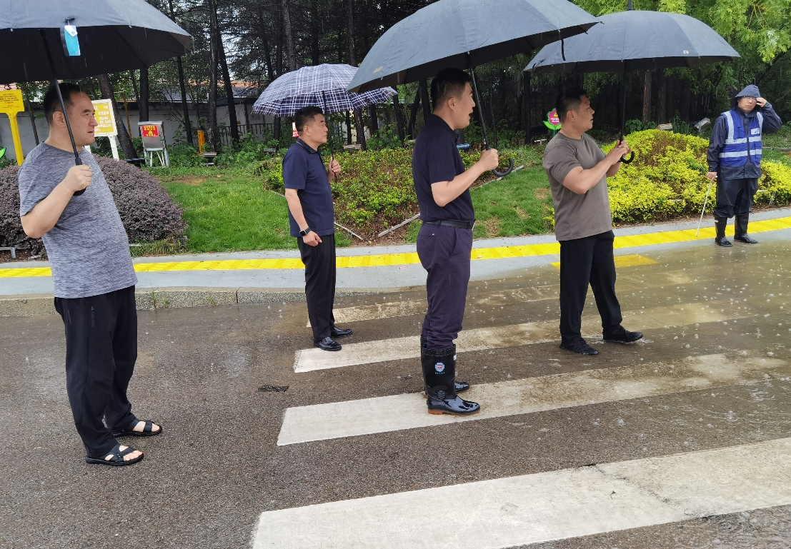 【集团动态】徐方坤调研督导城区主干道路易积水点位防汛排涝工作