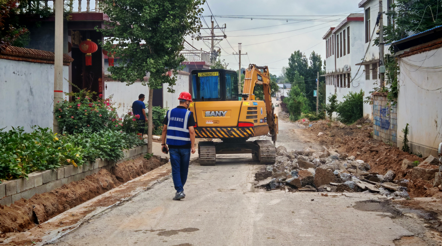 2025移民工程东高庄原混凝土路面损毁区域破除