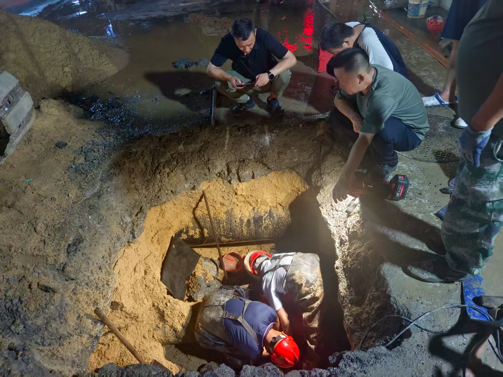 缇香郡售楼处门口315主管道抢修