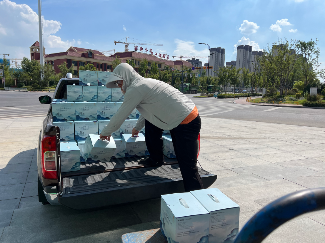 中晟公司配送完成信华集团定制礼盒装瓶装水