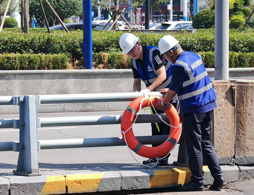 【集团动态】“上新”应急救生圈 保障汛期平安通行—市水务发展集团汇通排水有限公司为城区下凹立交桥配备防汛救生圈