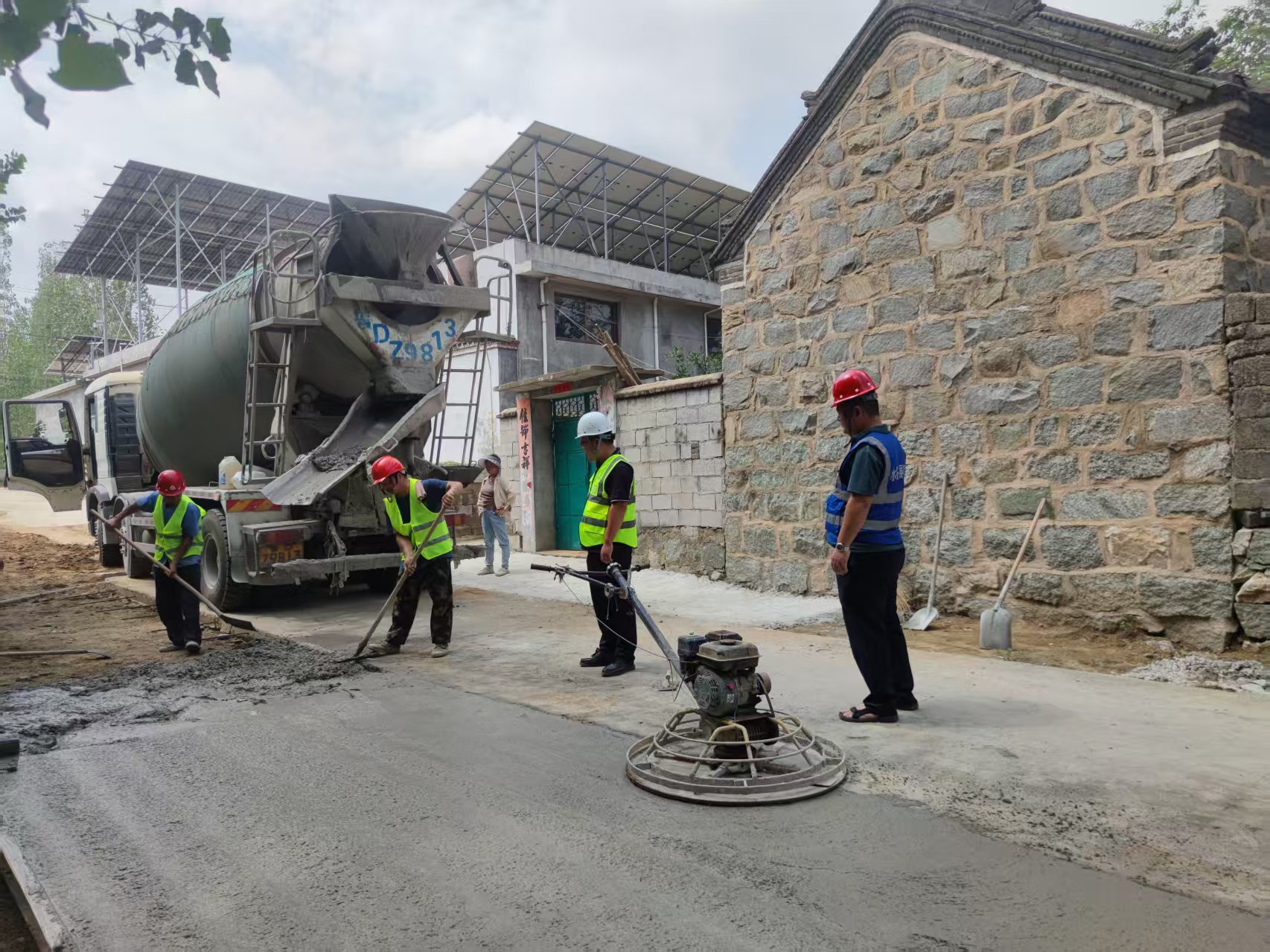 2025年移民工程村内混凝土路面浇筑