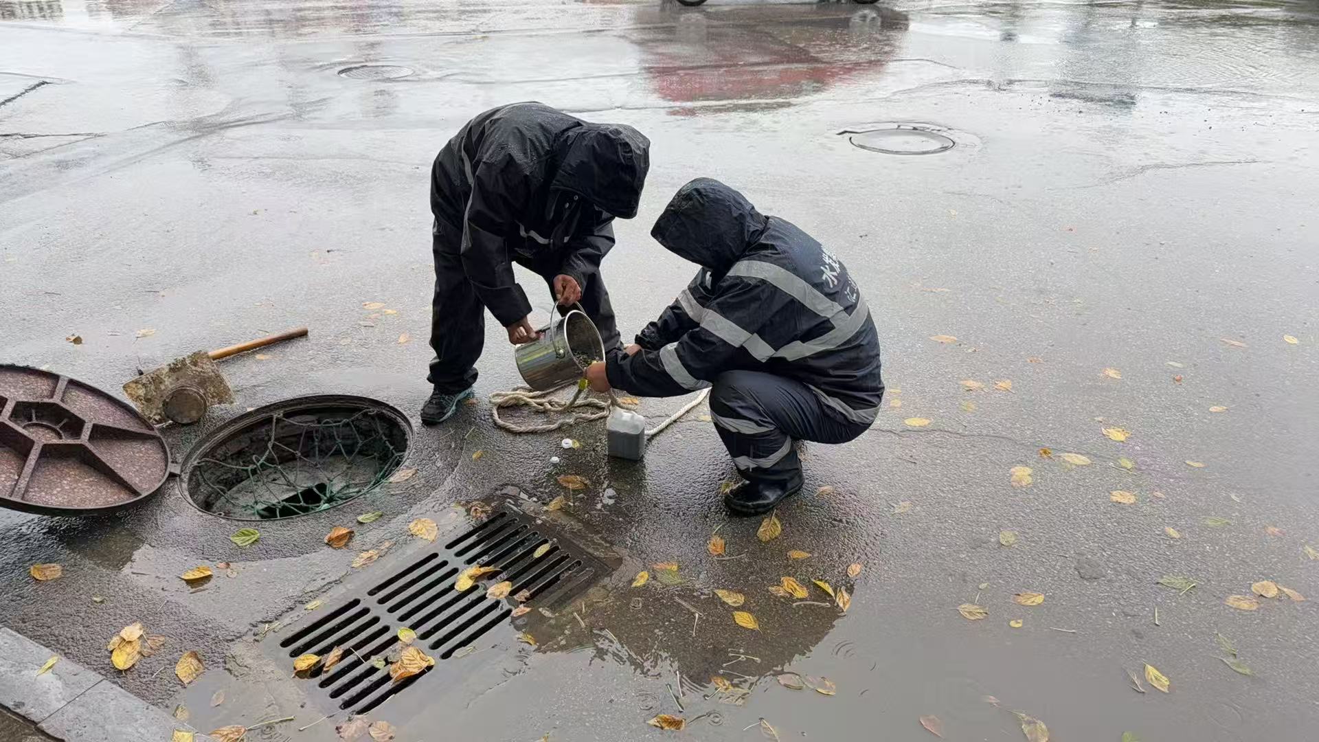 排水公司开展第一、三污水处理厂干管管网水质采样与检测工作