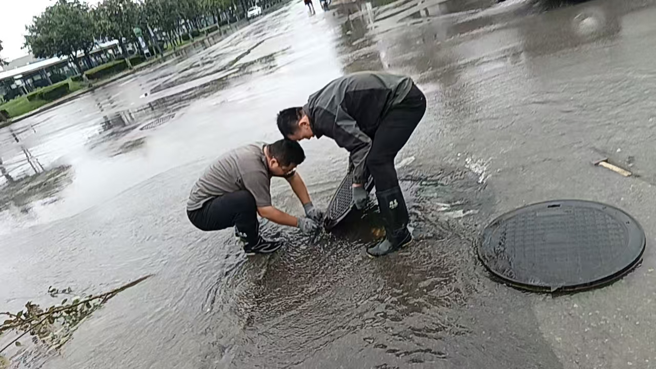 中辉公司组织人员维修损坏的检查井盖