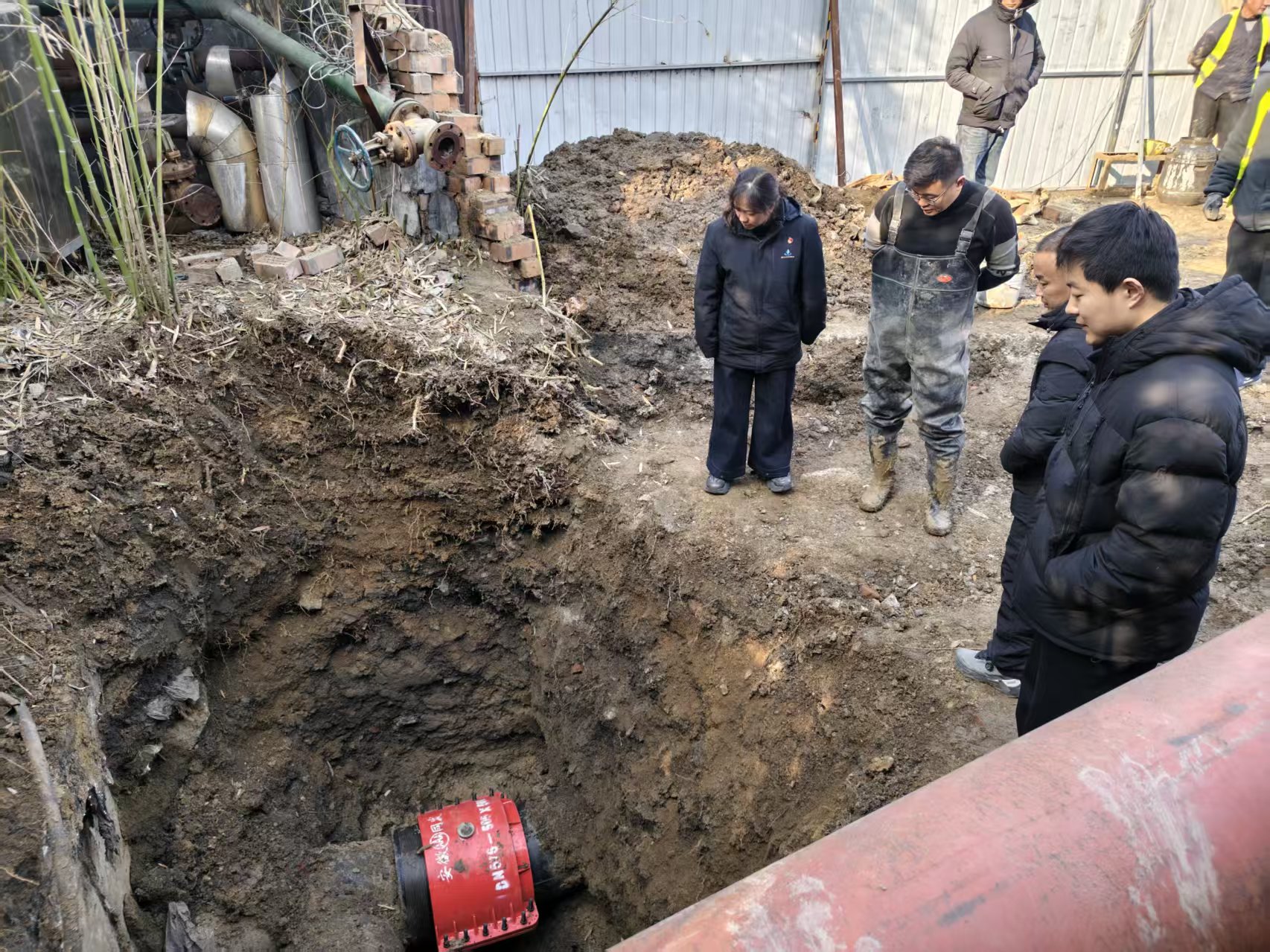 水发公司开展西岗镇盛隆斗管管道漏水点抢修