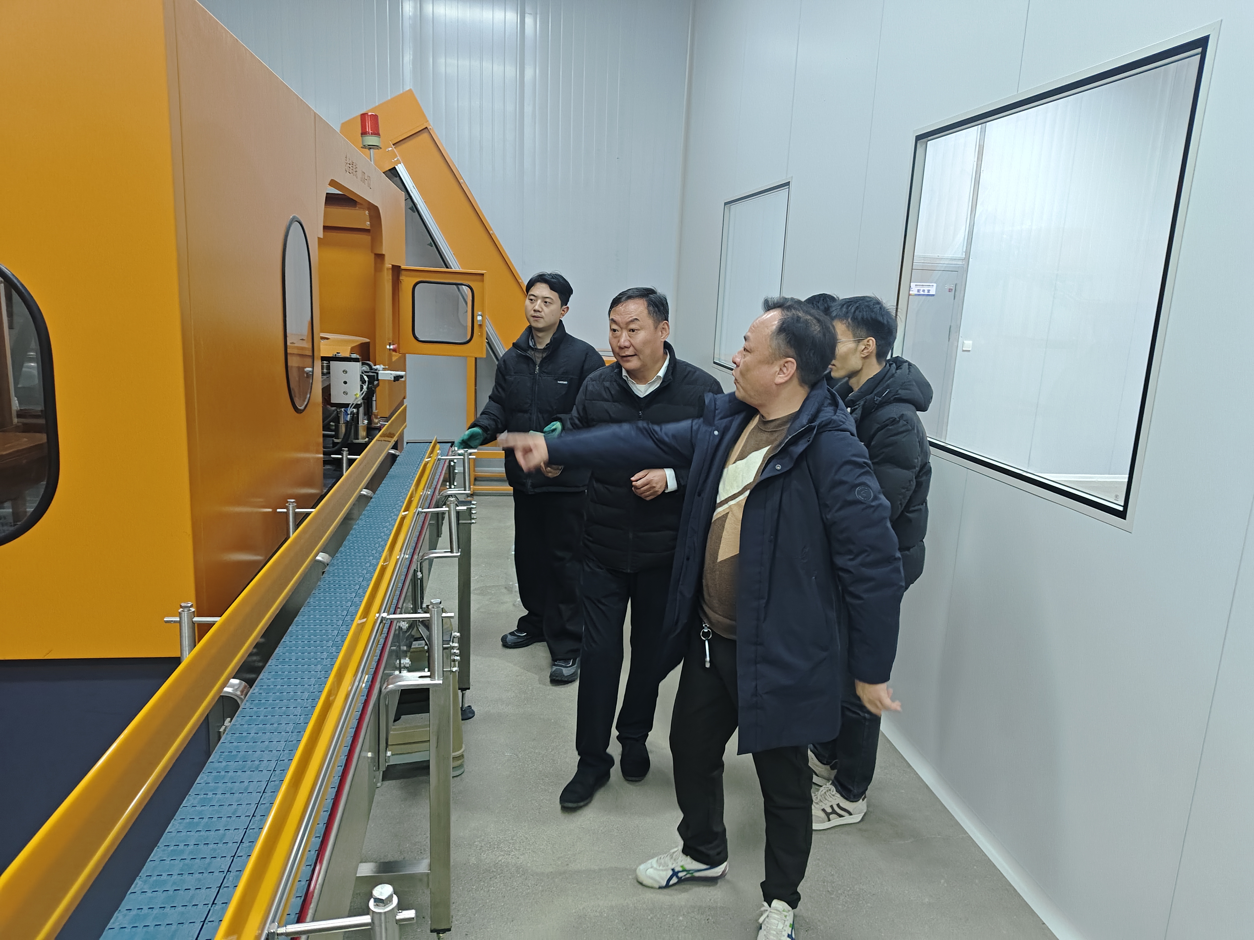 中晟公司与设备厂家现场讨论桶装水生产线改造事项