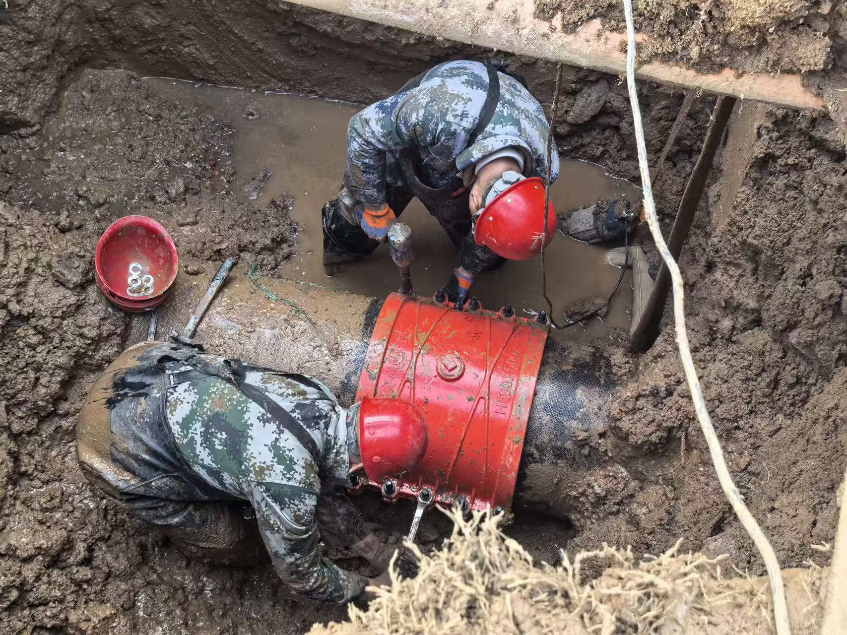 荆泉路与荆河路交叉口地下DN500铸铁供水管道抢修