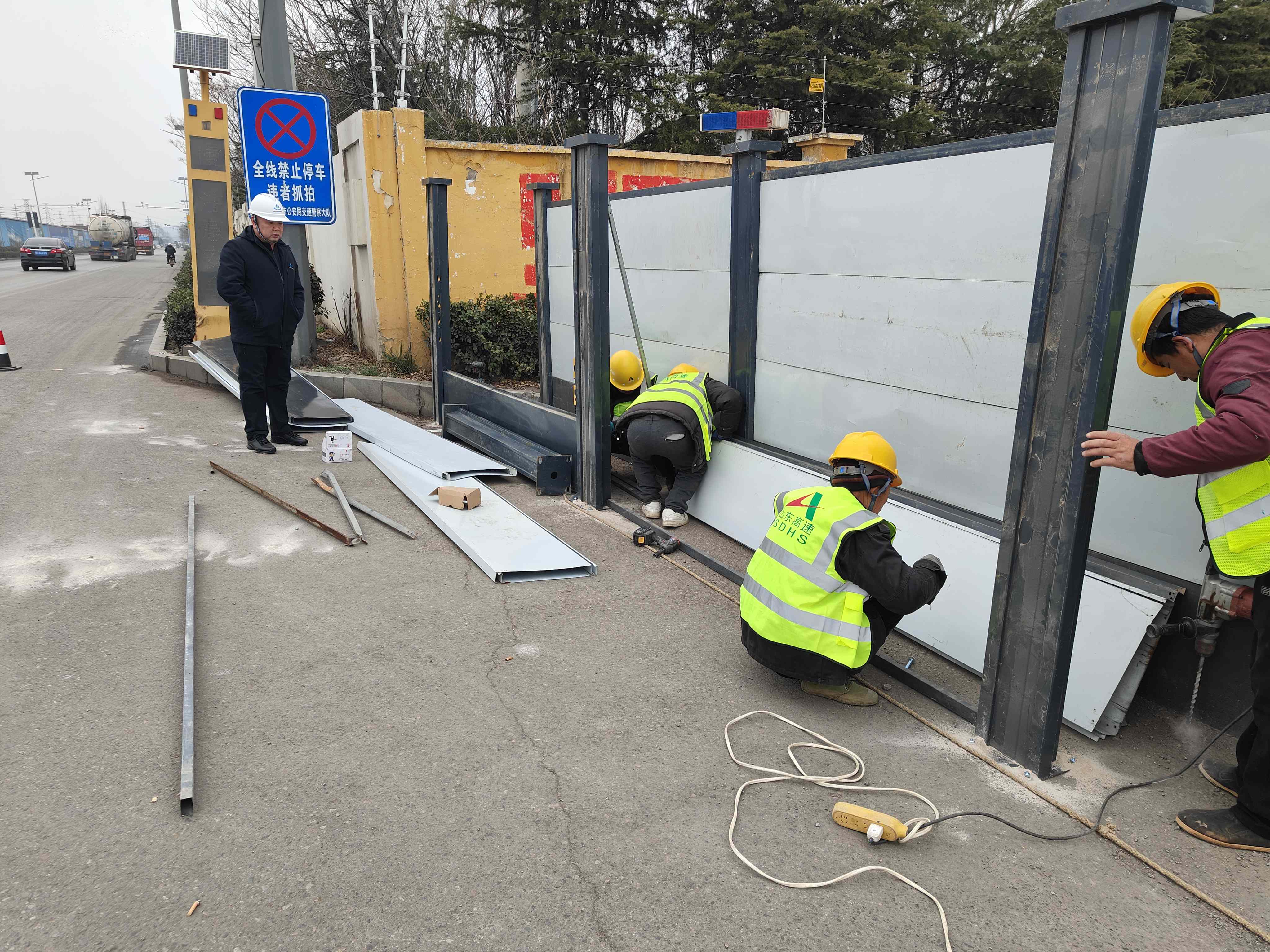 湖水东调工程木石化工园区段围挡施工