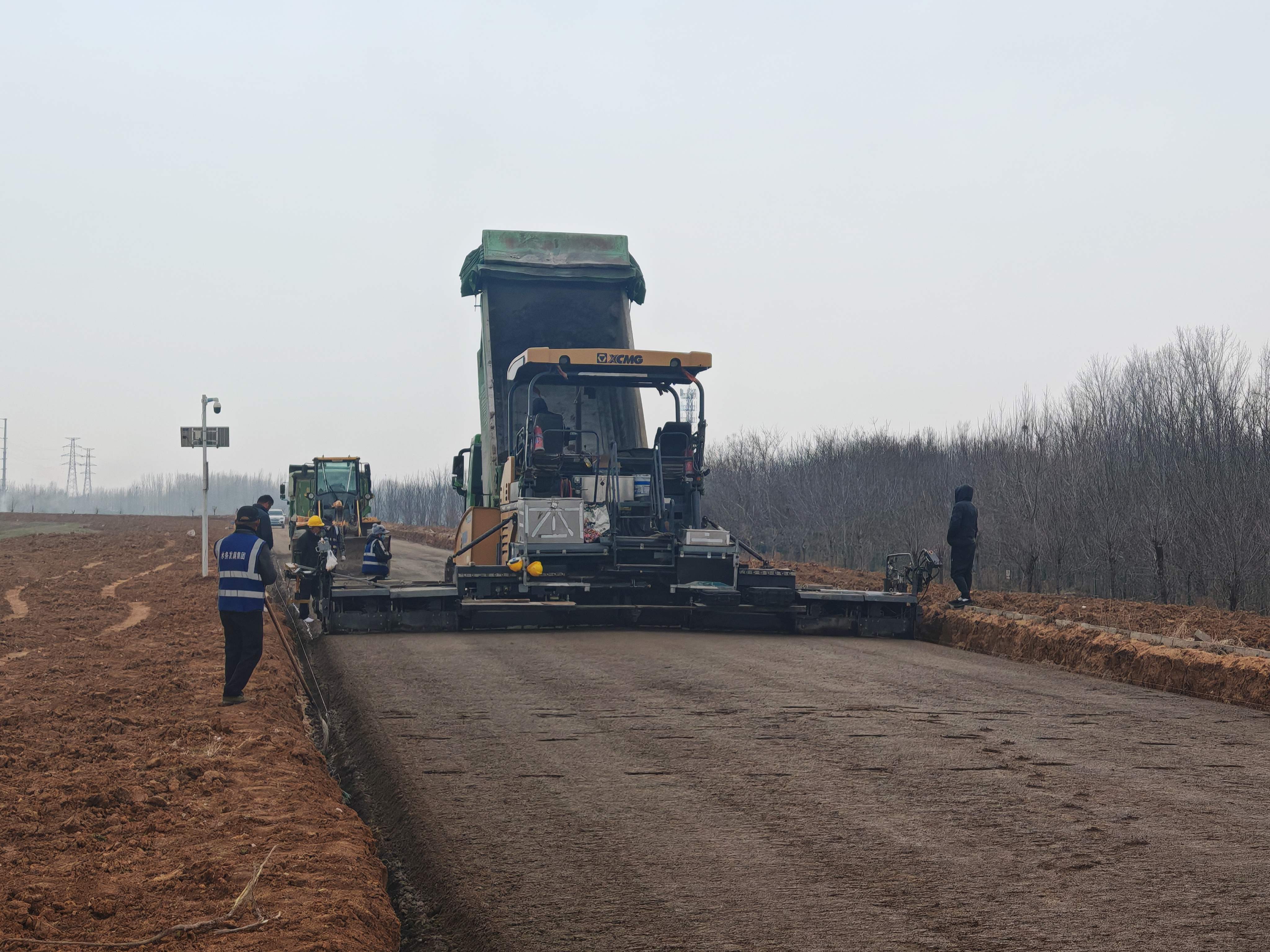 墨子湖环湖路提升工程西岸道路水稳层摊铺压