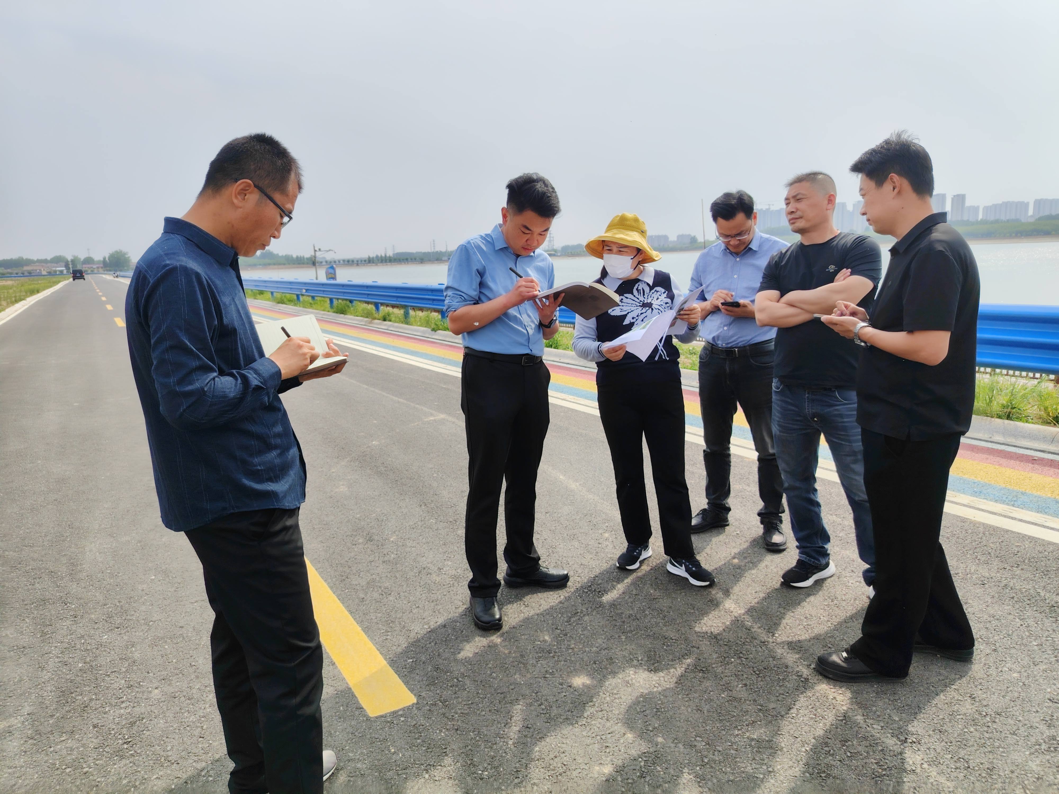 集团企业运营部组织开展墨子湖环湖路沿线绿化点位放线定位