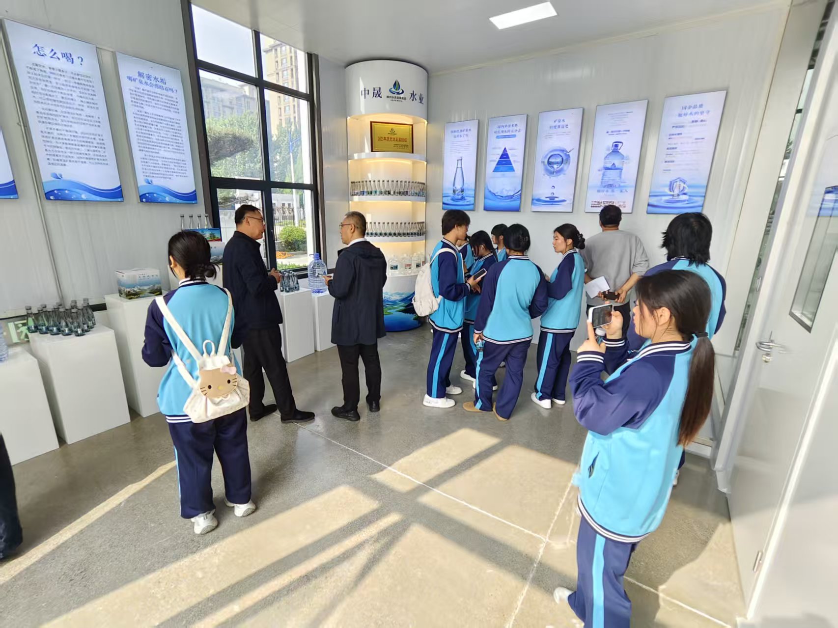 山东化工技师学院学生代表到中晟公司参观瓶装水生产车间