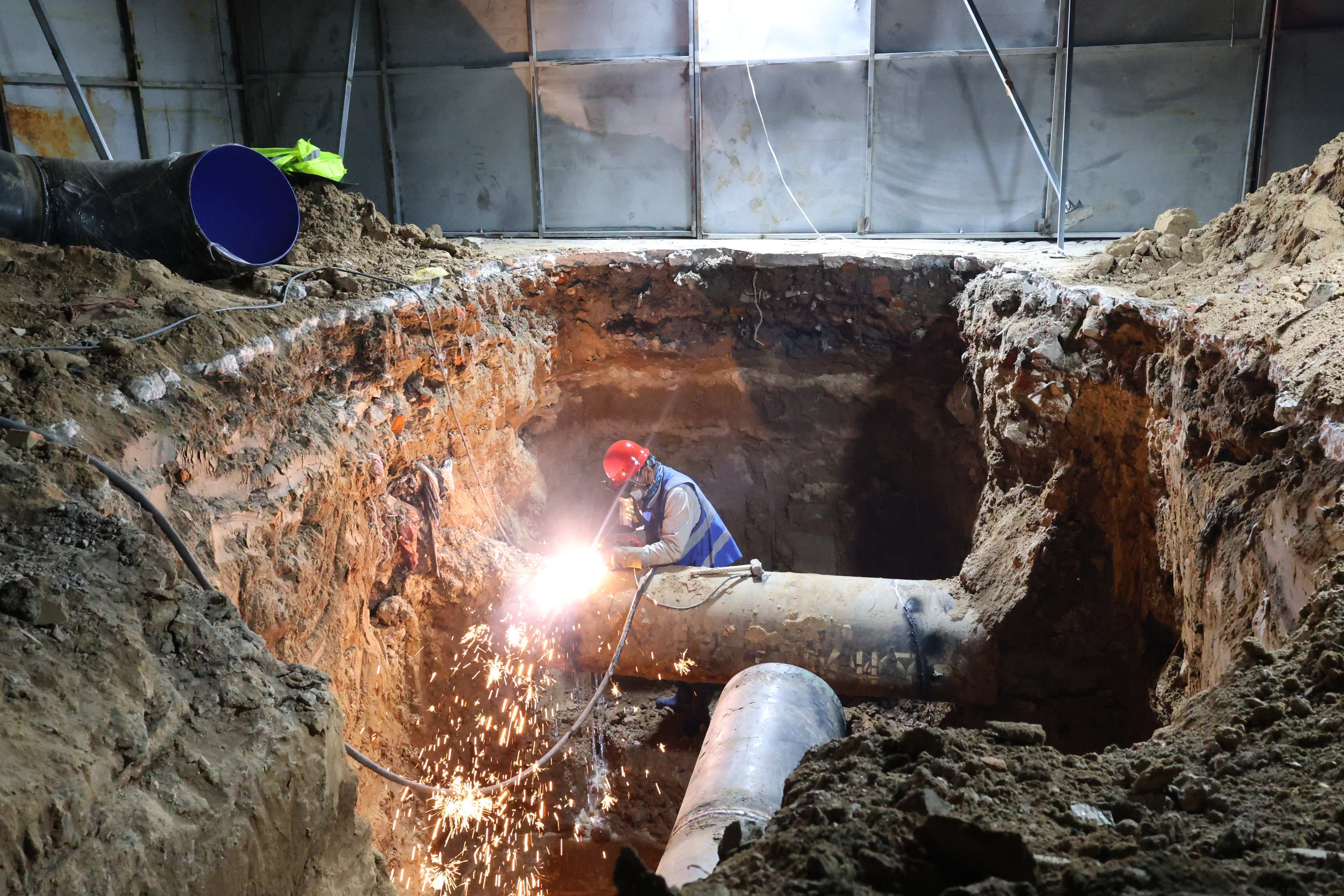 中润公司开展后洪拆迁区市政管网配套工程DN500管道合口作业