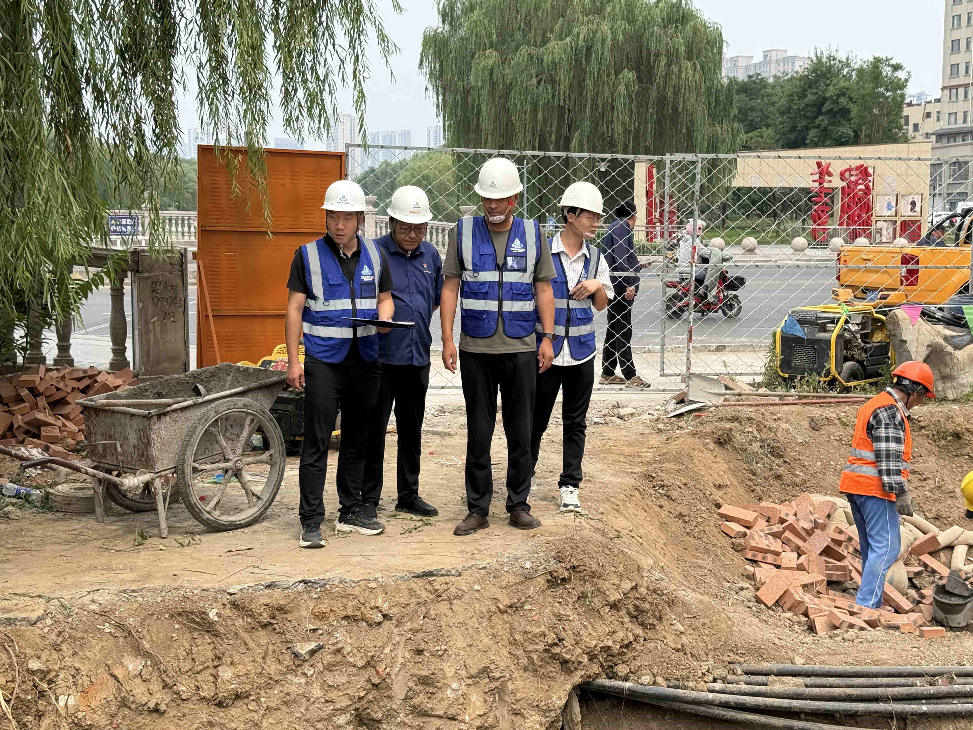 集团企业运营部到鲁班大道、大同路积水点改造工程开展安全生产检查