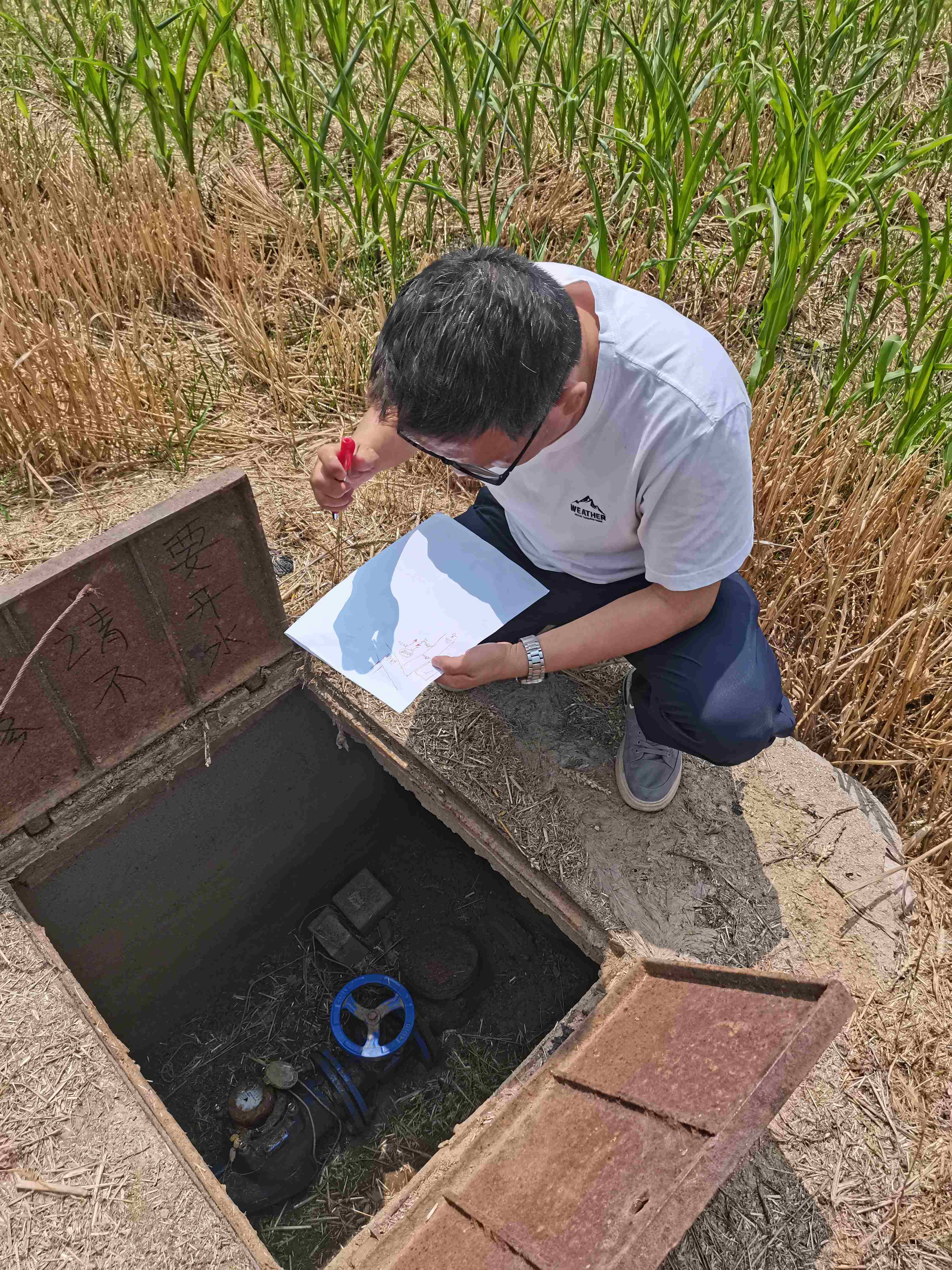 中润公司实地勘测姜屯镇北孔庄村内供水管网