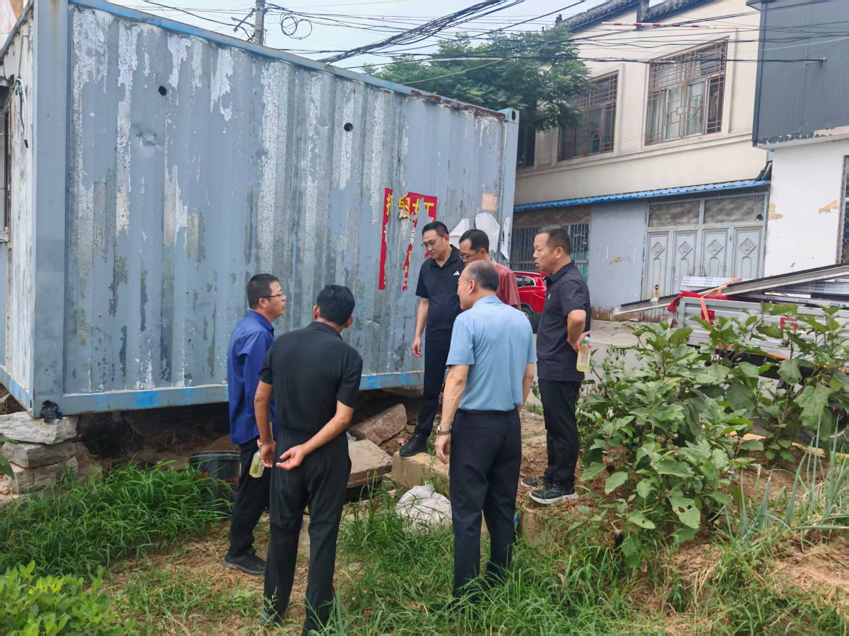 汇通公司会同东沙河街道现场研判前荆沟居南侧遇强降雨积水外排及管道改造等相关事宜